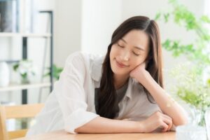 頬杖をしている女性